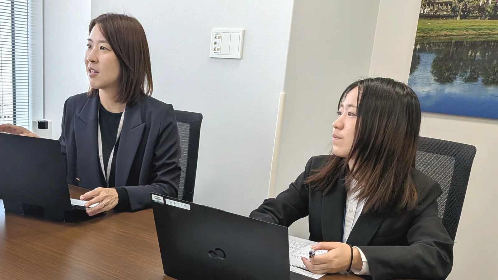 取材中の椿様と三河様